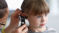 "Plivačko uho" je česta pojava kod dece: Kako sprečiti upalu i prepoznati simptome