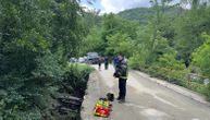 Prvi snimak dronom sa mesta nesreće kod Čačka: Mladići sleteli u provaliju i poginuli, vatrogasci izvlače tela