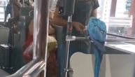 Pernati putnik u autobusu 79: Papagaj snimljen tokom vožnje gradskim prevozom
