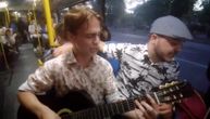 Jutarnja žurka u autobusu 31: Momci pevaju i sviraju gitaru, posle ovoga vam kafa ne treba