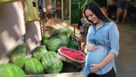 Darko lubenice poklanja budućim mamama, a jednu je prodao za 10.000 dinara i učinio još jednu devojku srećnom
