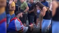 Snimljena veridba na Gazimestanu na Vidovdan: Ogrnut srpskom zastavom klečao je pred njom, pa je i ona "pala"