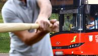 Opasan okršaj nakon konflikta u saobraćaju: Razbio staklo autobusa bejzbol palicom, putnica rasečena