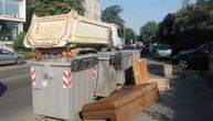 Krevet nasred trotoara na Voždovcu: Nameštaj već 2 dana stoji pored kontejnera, neko ga je još i prepolovio