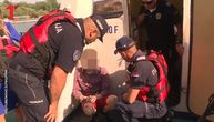 Video snimak spasavanja dečaka: Dugokosi tinejdžer sam je doplivao do čamca, oberučke prihvatio pomoć policije
