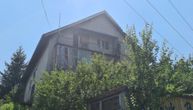 Detalji užasa u Kneževcu: Muškarac pao sa 3. sprata kuće, uhvatio se za ogradu drugog sprata, pa pao na zemlju