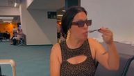Seka Aleksić jede hleb i ajvar na aerodromu: Pevačica podelila snimak i ponovo izazvala "buru" komentara