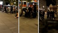 Dramatično hapšenje na Trgu: Čovek vitlao noževima, prolaznici u šoku, policija trči i savladava ga