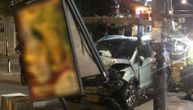 Automobil se nasukao na reklamu u centru grada: Stub iščupan, vozilo ozbiljno havarisano