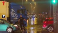 Paralisan Pupinov most posle nevremena: Vozila mile, neka stoje u vodi, policija na licu mesta