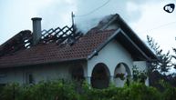 Snimak požara na kući u Mladenovcu posle udara groma: Krov potpuno izgoreo, vatrogasci na terenu