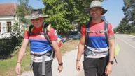 "Brojimo žuljeve i nastavljamo": Gojko i Goran peške i po vrućinama idu na posebno hodočašće, put dug 1.200 km