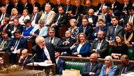 Nižu se ostavke u britanskoj vladi: Više od 50 ministara i pomoćnika okrenulo leđa Džonsonu za 24 sata