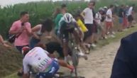 Jezive scene na Tur de Fransu: Biciklista slomio vrat tokom užasnog pada, drugom pukla ključna kost