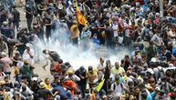 Neverovatan snimak iz Šri Lanke: More demonstranata juriša ka rezidenciji predsednika