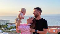 Marijana Mićić odvela ćerku prvi put na letovanje: Voditeljka porodičnom slikom sa plaže oduševila sve