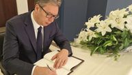 Vučić se upisao u knjigu žalosti u ambasadi Japana u Beogradu: Pamtićemo ga kao velikog i iskrenog prijatelja