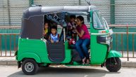 Policija u Indiji zaustavila tuk-tuk zbog brzine: U malom vozilu zatekli čak 27 osoba