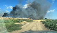Ogroman požar bukti u Kaću: Gori velika travnata površina, vatrom zahvaćena i deponija, vije se gust, crn dim