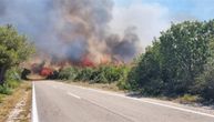 Bukti stravičan požar kod Šibenika: Vatra se približila kućama, ljude spasavaju brodovima