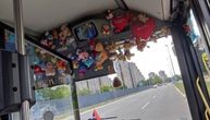 Vozač beogradskog autobusa uredio kabinu kao dečju sobu: Sve puno plišanih igračaka, putnicima unosi vedrinu