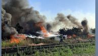 Divlja požar kraj pruge kod Titela: Buknuli drveni pragovi natopljeni zapaljivim supstancama