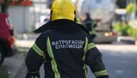 Neobična akcija vatrogasaca u Novom Sadu: Skidali gumeni bazen sa krova zgrade