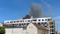 Snimak i fotografije požara u Zrenjaninu: Vatra zahvatila krov zgrade, gust dim kulja na sve strane