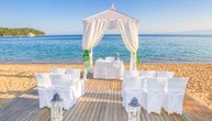 Dalibor na venčanju sa mladom uskočio u Jadransko more, za njima i ostali svatovi: "Upadajte, topla je voda"