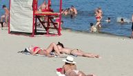 Vreli dan na novosadskom moru: Neke devojke skinule gornji deo kupaćeg, druge misle da je to neprihvatljivo