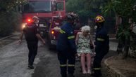 Vatra guta kuće u blizini Atine: U borbi sa požarima pomažu i građani, evakuisano više od 600 ljudi