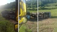 Prevrnuo se kamion sa prikolicom punom sokova na auto-putu kod Smedereva, vozilo završilo u travi