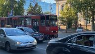 Nezgoda u Bulevaru: Sudarili se tramvaj i škoda, zastoj u saobraćaju