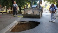 Ogroman krater u asfaltu u Maksima Gorkog, mašine na terenu: Fotografije sa lica mesta, postavljena žuta traka