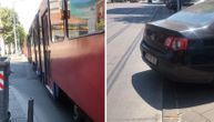 Bahato parkiranje izazvalo zastoj u saobraćaju: Kolona tramvaja na Dorćolu, putnici morali peške po vrućini