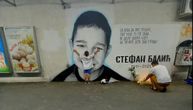 Najbolnija fotografija sa godišnjice pogibije Stefana Balića: Brat Luka grli njegov mural