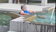 "Opušteno, kao kod kuće u kadi": Čovek snimljen kako se kupa u fontani u Beogradu