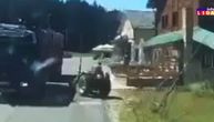 Pijan traktorom krivudao po putu na Goliji, posle 200 metara se zakucao u kamion