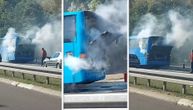 Zapalio se autobus kod Tošinog bunara, dim na sve strane: Putnici izašli na vreme