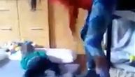 Uznemirujući snimak: Majka brutalno udara trogodišnjeg sina peckalicom za muve, on se zacenio od plača