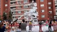 Radost u jednom beogradskom parkiću: Organizovana pena parti za decu, mališani uživali uz sapunicu i muziku