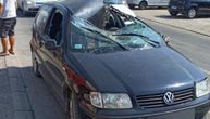 Nezgoda u Šapcu: Otkačila se kašika kamiona i udarila u automobil, vozač povređen