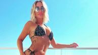 Selma Bajrami je opasna zver i u petoj deceniji: Skinula se u bikini, pa pokazala mišićavog dečka