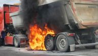 Teretno vozilo u plamenu i eksplozija kod Dobanovaca: Zapalile se gume, potpuno izgorele