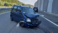 Pukla guma na autoputu Miloš Veliki, nastao haos: Vozač automobila udario u zid, dvoje povređenih