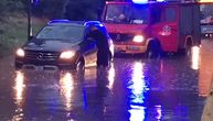 Jaka kiša u Nišu izazvala kolaps: Automobil se zaglavio u bujici, intervenisali vatrogasci