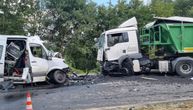 Karambol na autoputu kod Novog Sada: Sudarili se kamion i kombi, delovi rasuti po putu, saobraćaj otežan