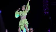 Lepa Brena napravila spektakl u Banjaluci! Pevačica pokazala duge noge, 40 godina nakon istoimene pesme