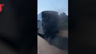Zapalio se autobus nasred auto-puta: Crni gusti dim kuljao iz motora