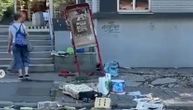 Haos na Dušanovcu: Automobil se zaleteo na trotoar, izlomio sve pred sobom, umalo stradao prodavac malina